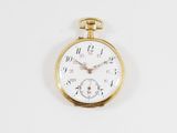 une montre de poche ancienne posée sur une surface blanche, sur fond blanc