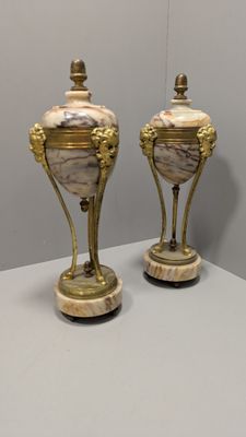 Paire de cassolettes en marbre blanc veiné noir et rose à mo…