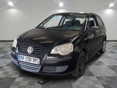 la photo d'une voiture noire garée dans un garage
