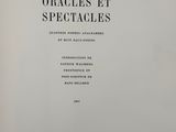 un gros plan sur un livre à la couverture en noir et blanc