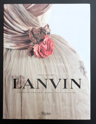 un livre sur lequel repose une fleur, posé sur une table