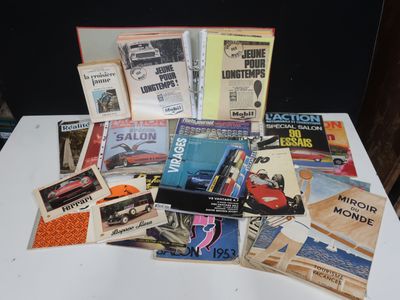 beaucoup de livres posés sur une table blanche
