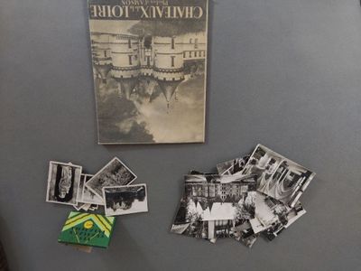 un réfrigérateur recouvert de vieilles photos de personnes et de bâtiments