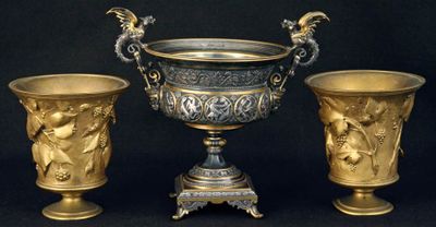 trois vases placés les uns à côté des autres sur un fond noir