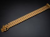 un bracelet en or orné de franges sur fond noir