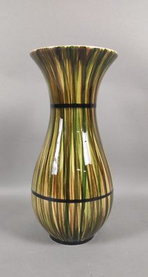 un vase posé sur une table à fond gris