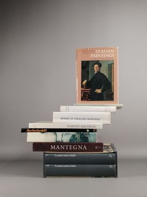 plusieurs livres empilés sur une table
