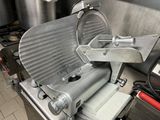 une photo d'une trancheuse à viande professionnelle dans une cuisine professionnelle
