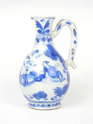 un vase bleu et blanc avec un oiseau dessus
