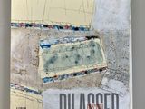 la couverture d'un livre sur laquelle est posé un morceau de papier déchiré