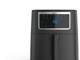 une friteuse à air chaud noire équipée d'une horloge numérique
