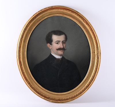 portrait d'un homme moustachu dans un cadre doré