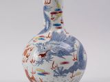 un vase orné d'un motif de dragon sur un fond blanc