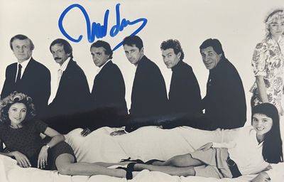 une vieille photo d'un groupe d'hommes et de femmes posant pour une photo