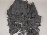un tas de tissu noir au crochet posé sur une surface blanche