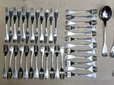 plusieurs fourchettes et cuillères disposées sur une table