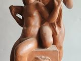 statue représentant deux enfants assis sur une boîte sur laquelle est dessiné un visage