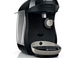 une image représentant une machine à café avec une tasse à côté