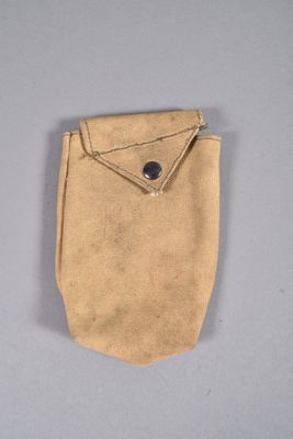 un gros plan d'une petite pochette ornée d'un bouton