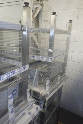 de nombreux récipients en plastique empilés les uns sur les autres