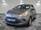 la photo d'une petite voiture garée dans un garage