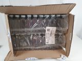 six bouteilles d'eau dans un carton posé sur une table