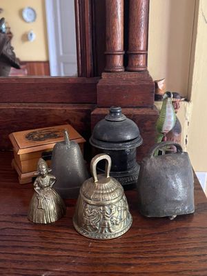plein de clochettes posées sur une table devant un miroir