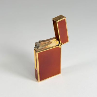 un briquet posé sur une surface blanche