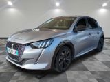 une voiture argentée garée dans une pièce au sol en damier