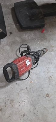 une image représentant un marteau posé par terre