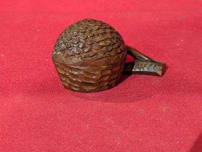 une vieille pipe posée sur une table recouverte d'un tissu rouge