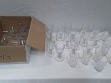 une boîte de verres vides posée sur une table, avec une autre boîte de verres vides posée sur la table