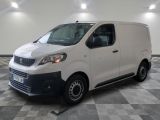 la camionnette blanche est garée sur un sol en damier dans le garage