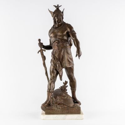 une statue en bronze représentant un homme tenant une épée, posée sur un socle en marbre