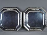 paire de plateaux anciens en métal argenté, au motif ouvragé
