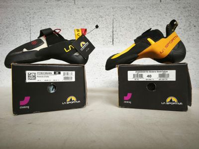 une paire de chaussons d'escalade noirs et jaunes posée sur une boîte