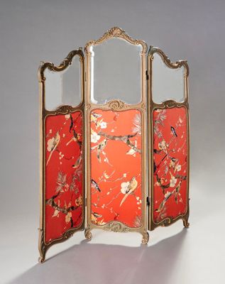 une image représentant un paravent orné de motifs d'oiseaux et de fleurs