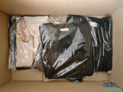 une boîte en carton remplie d'un grand nombre de vêtements