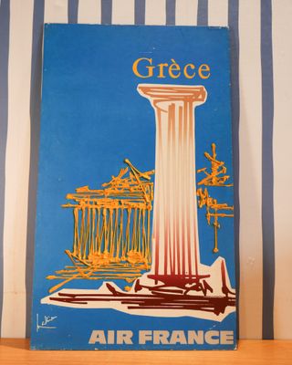 un mur rayé de bleu et de blanc sur lequel est accrochée une affiche