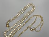 trois colliers de perles et une chaîne en or