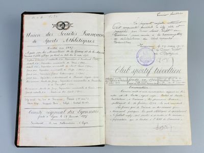 un vieux document portant un cachet, posé sur une table