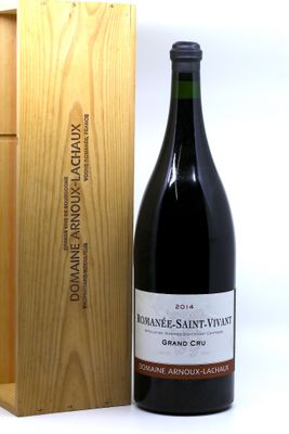 une bouteille de vin posée à côté d'une caisse en bois