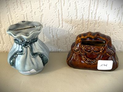 deux vases posés sur une table