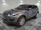 une photo d'une Land Rover grise garée dans un garage