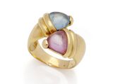 un gros plan d'une bague en or sertie de deux pierres