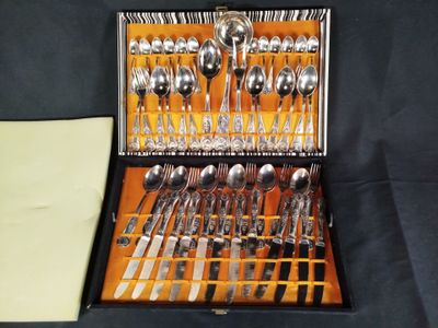 une boîte contenant tout un assortiment d'argenterie
