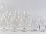 beaucoup de verres et un verre à vin sur la table