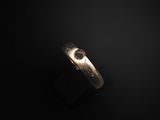 un gros plan d'une bague éclairée par une source lumineuse