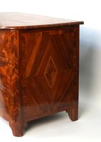 Commode rectangulaire en bois de placage à décor marqueté (photo 3)
