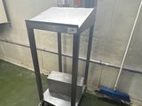 une petite table sur laquelle se trouve une bouteille, dans une pièce